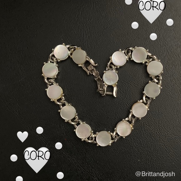 Coro vintage mother of pearl bracelet with a fold over clasp - Picture 4 of 16